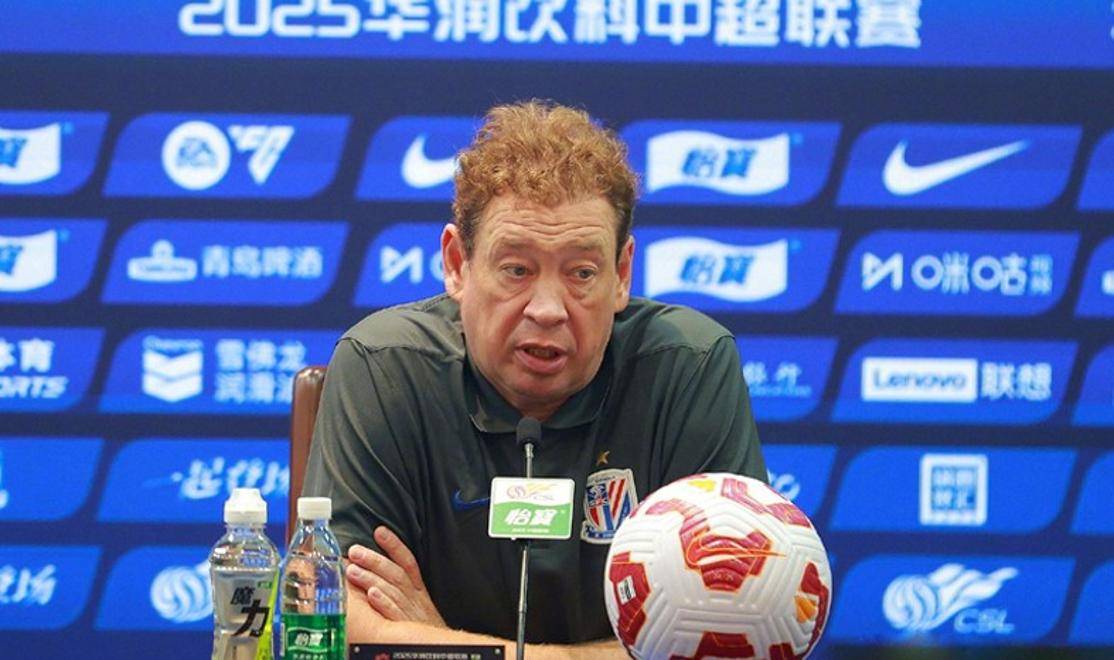 关于主教练实施全新战术，带领球队取得胜利的信息
